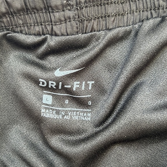 Nike Dri-Fit size L athletic shorts with undergarment attached elastic waistband - Picture 4 of 7